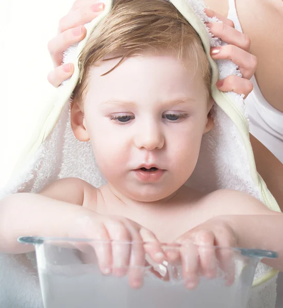 Chlapec myje — Stock fotografie