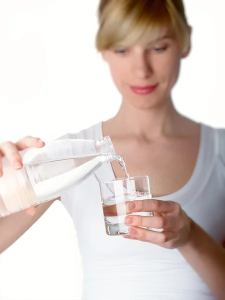 Flicka dricksvatten — Stockfoto