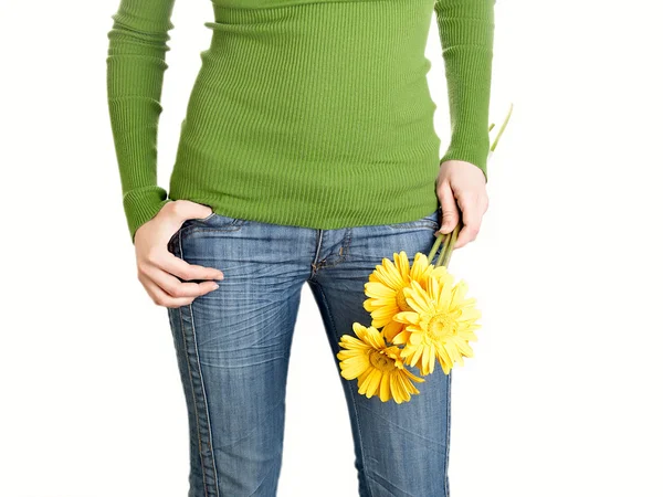 Gele bloemen in een hand — Stockfoto