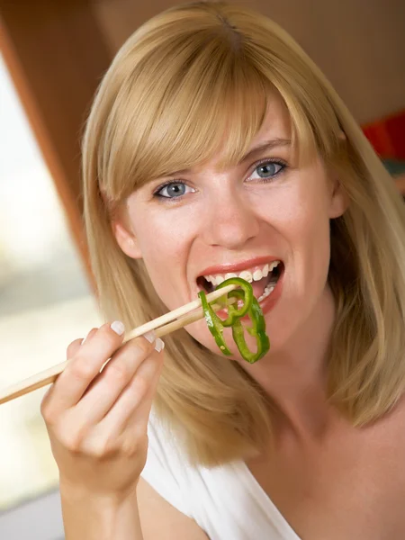 A lány salátával — Stock Fotó