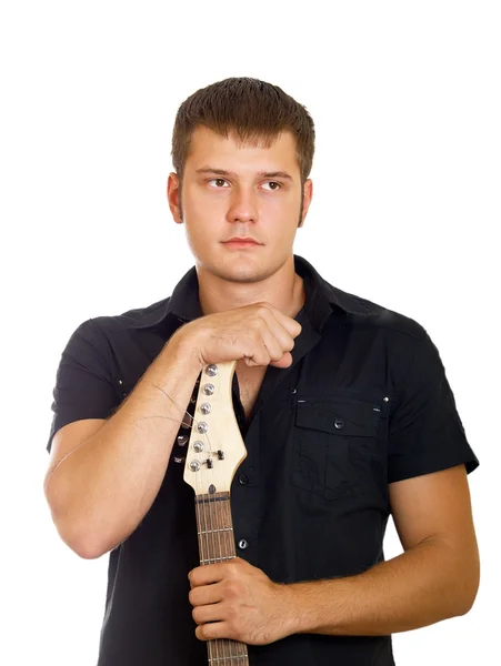 De ernstige mooie man met een gitaar in een donkere shirt met een gitaar in handen — Stockfoto