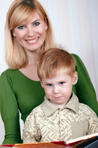 Matka z małym synem — Zdjęcie stockowe
