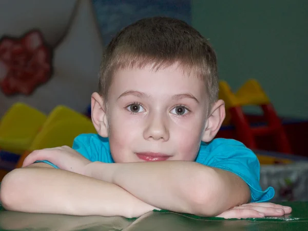 Portret chłopca w pokoju dla dzieci — Zdjęcie stockowe