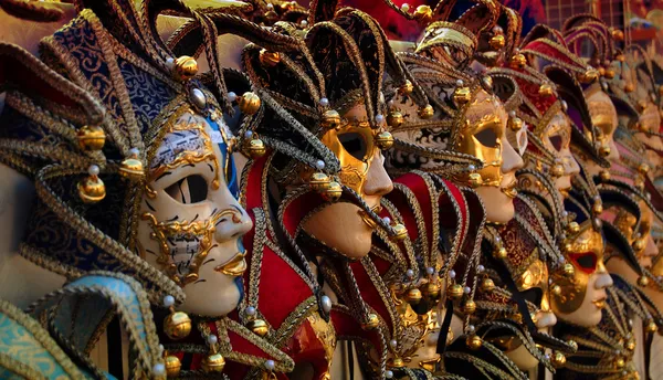 Fila de máscaras carnavalescas venezianas — Fotografia de Stock