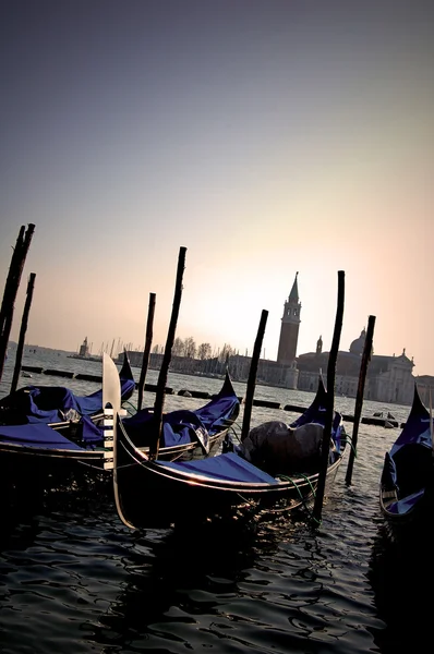 Zonsondergang en gondels in Venetië — Stockfoto