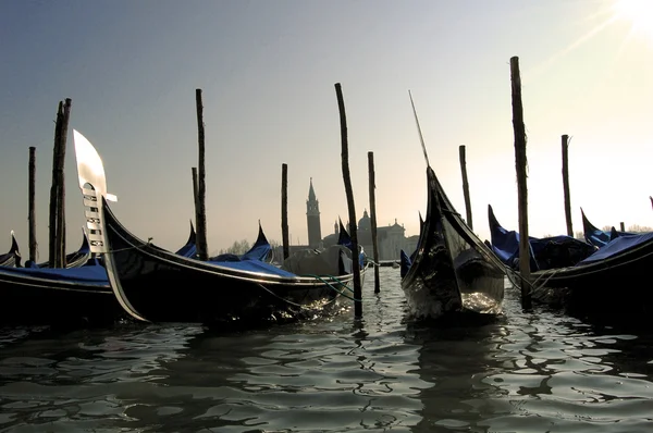 Pôr do sol e gôndolas em Veneza — Fotografia de Stock