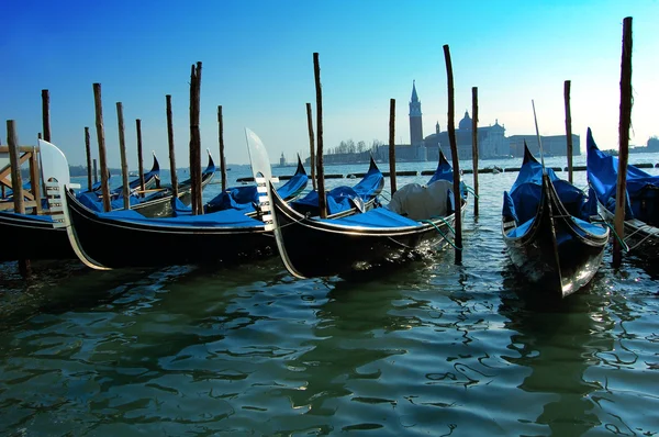 Fila de góndolas en Venecia — Foto de Stock