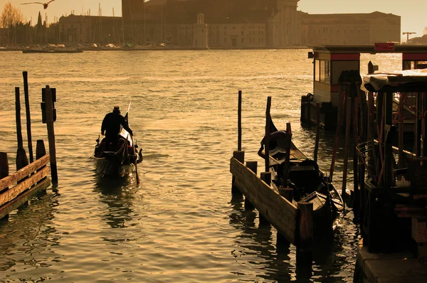 El aspecto viejo de la foto - gondolero, Venecia — Foto de Stock