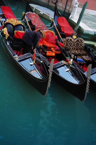 Gondolier and gondolas, Venice — Stock Photo, Image