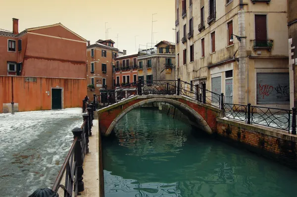 Brug over kanaal in de winter, Venetië — Stockfoto