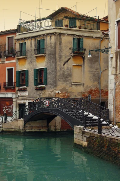 Bro över kanalen i Venedig, Italien — Stockfoto