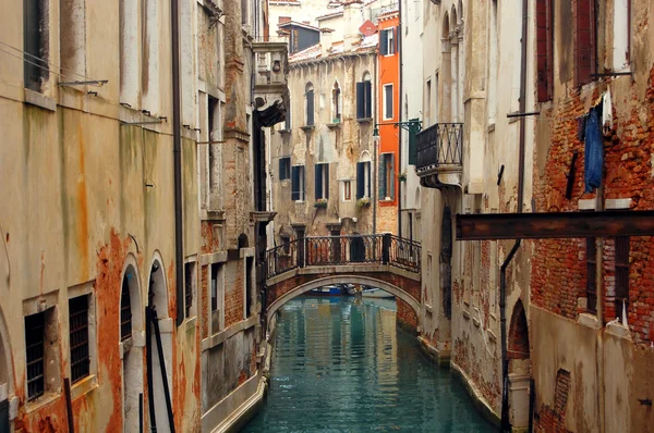 Brug over het kanaal in Venetië, Italië — Stockfoto
