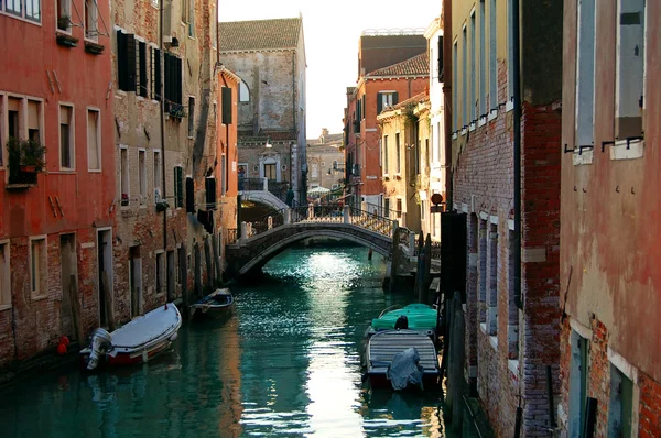 İtalya, Venedik 'teki kanal üzerinde köprü — Stok fotoğraf