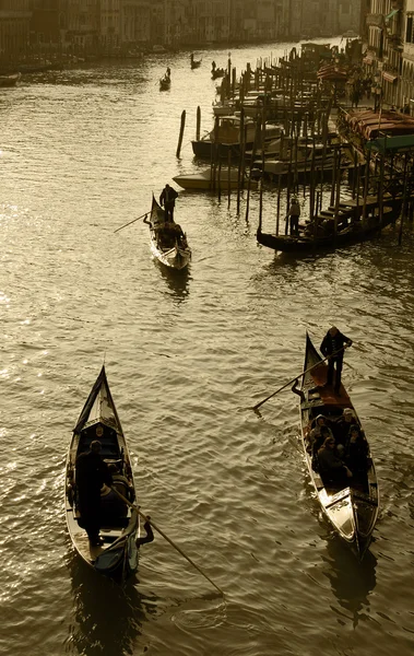 Venedik'te gondol Retro fotoğraf rides — Stok fotoğraf