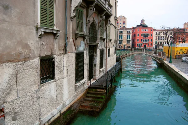 Brücke über den Kanal in Venedig, Italien — Stockfoto