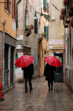 gün Venedik'te yağmur yağıyor.