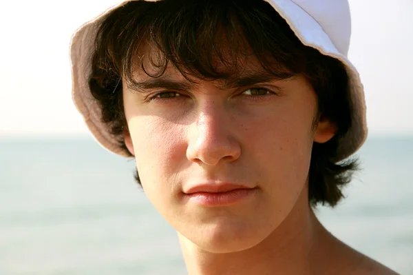 Der junge Mann und eine weiße Mütze 1 — Stockfoto