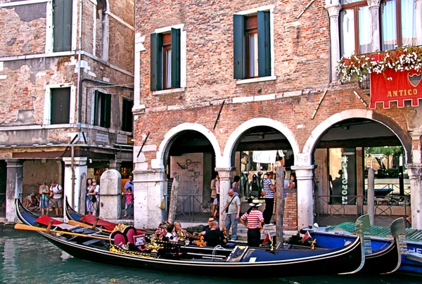 One of channels to Venice and gondolas — Stock Photo, Image