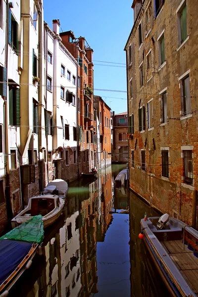 Jeden z kanálů v Benátkách, — Stockfoto