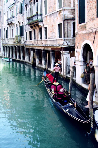 Gondola and the gondolier — Stock Photo, Image