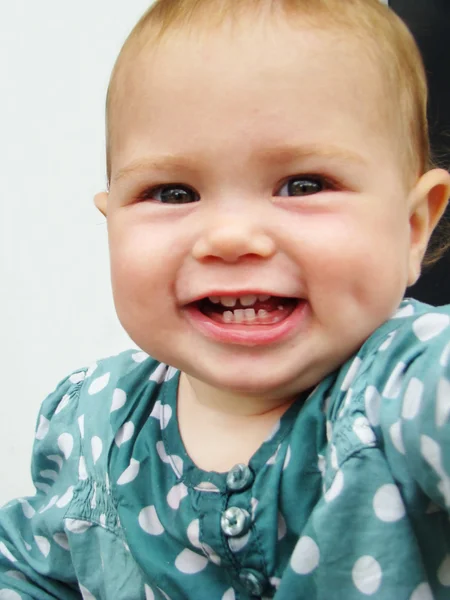 小さな笑っている女の子の肖像画 — ストック写真
