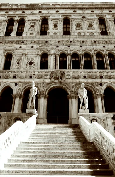 Entrada al palacio . — Foto de Stock