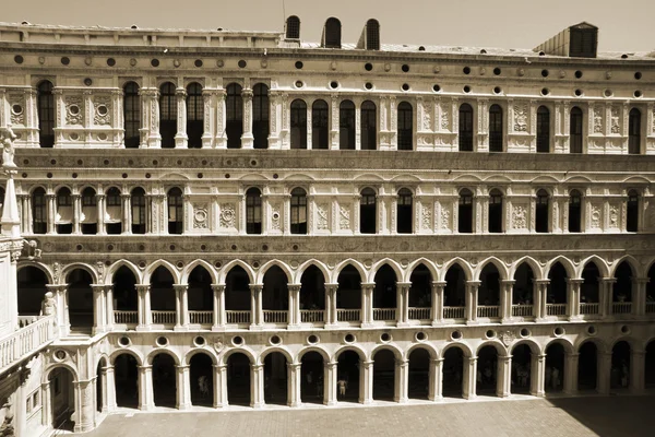 De ingang van het paleis. Venetië Italië — Stockfoto