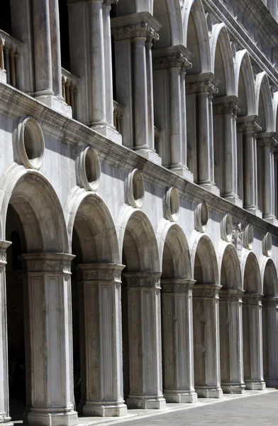 Antiguas columnas llevadas por un pasillo —  Fotos de Stock