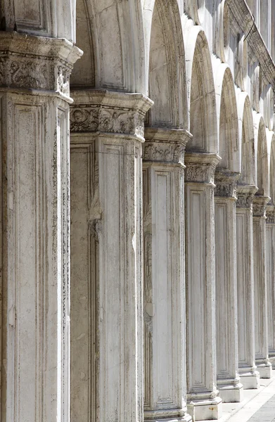 Antiguas columnas llevadas por un pasillo — Foto de Stock