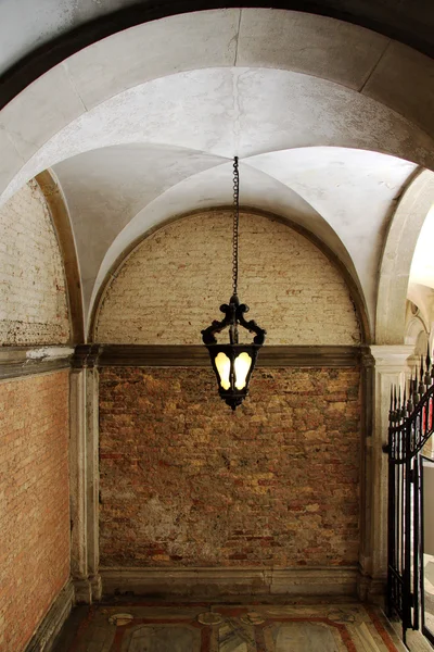 Kemerli bir lamba ile beyaz tavan — Stok fotoğraf