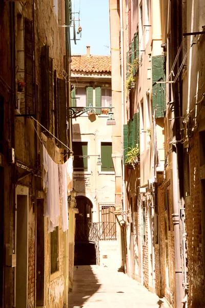 Pequena rua em Veneza. Itália — Fotografia de Stock