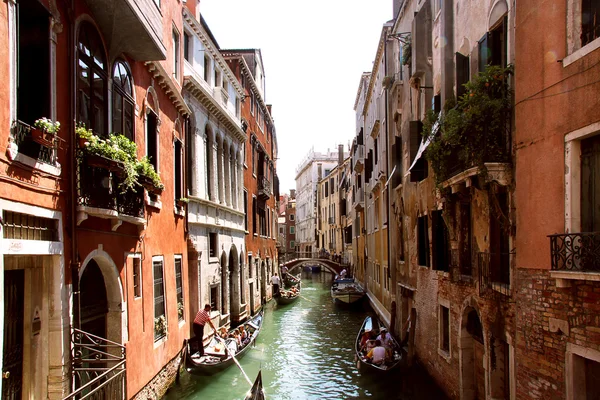 Een van de kanalen naar Venetië en gondels, — Stockfoto