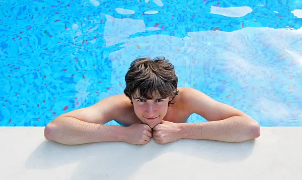 O jovem tem um resto na piscina — Fotografia de Stock