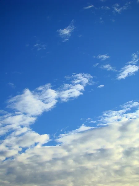 Блакитне небо в хмарах — стокове фото
