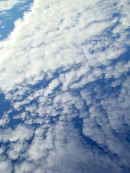 Den blå himlen i moln. — Stockfoto
