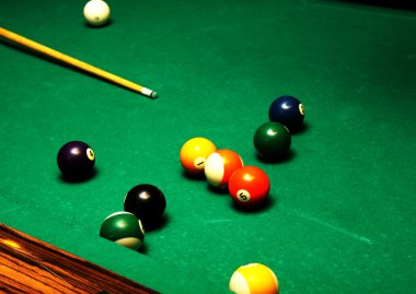 Yeşil masada bilardo topları