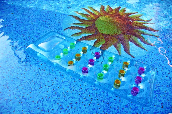 Matelas gonflable dans la piscine — Photo