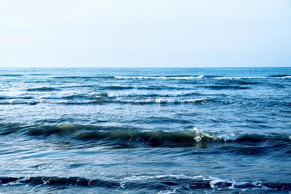 ダークブルーの海で波 — ストック写真