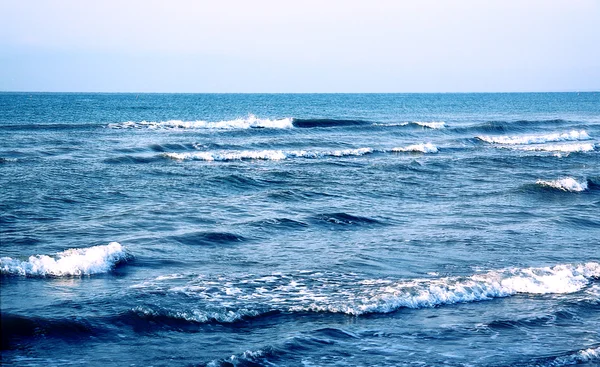 Ondas junto ao mar azul escuro 1 — Fotografia de Stock