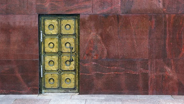 Staré mosazné dveře — Stock fotografie