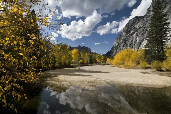 Осенняя сцена, Йосемити — стоковое фото