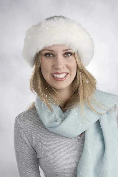 Hermosa rubia en traje de invierno —  Fotos de Stock