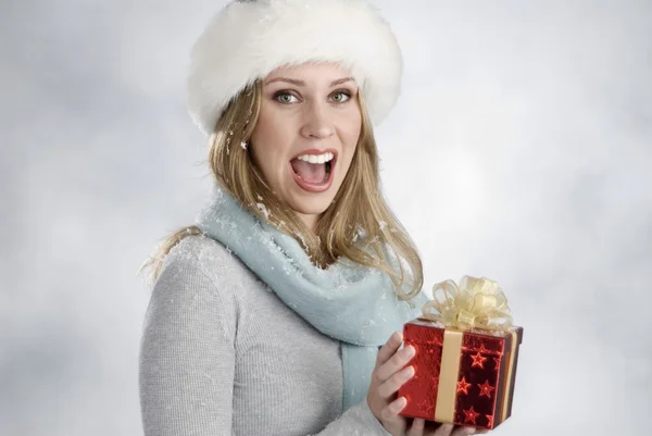 Schöne Blondine mit Weihnachtsgeschenk — Stockfoto