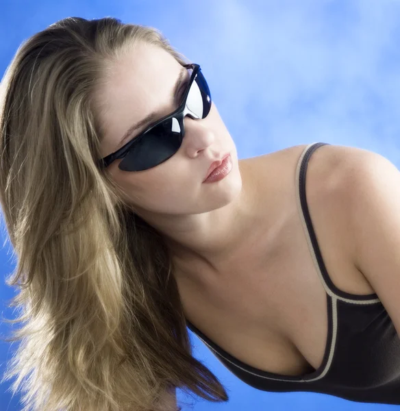 Vacker blond i solglasögon — Stockfoto