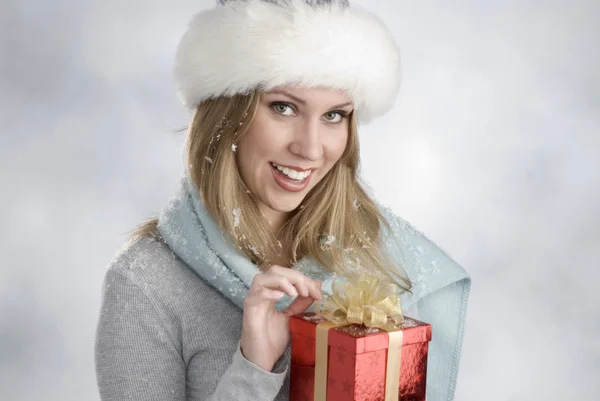 Красивая блондинка с подарком на Рождество Лицензионные Стоковые Фото