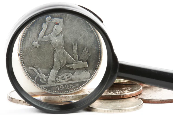 Sarinnye ruských mincí a zvětšovací gl — Stock fotografie