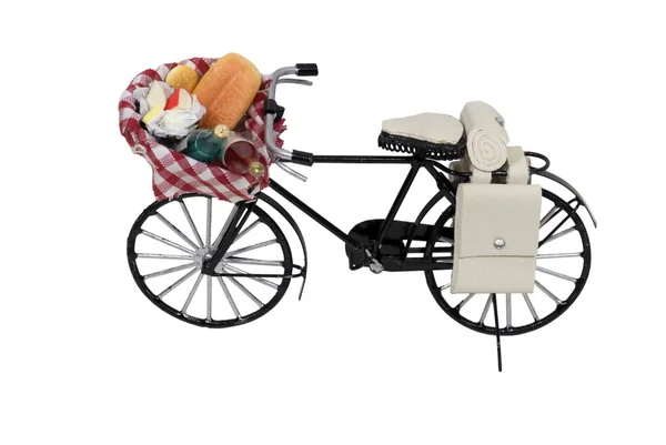 Cesta de comida de piquenique aberta na bicicleta — Fotografia de Stock
