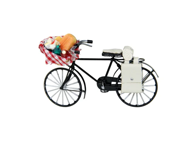 打开在自行车上的野餐食品篮子 — 图库照片