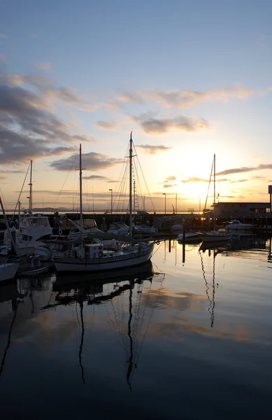 Barche sul molo al tramonto — Foto Stock