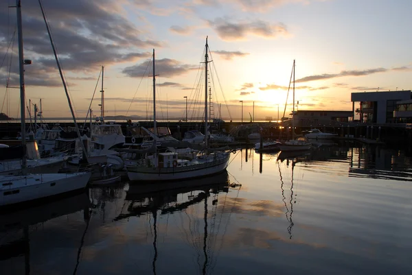 Csónakok a mólón naplementekor — Stock Fotó